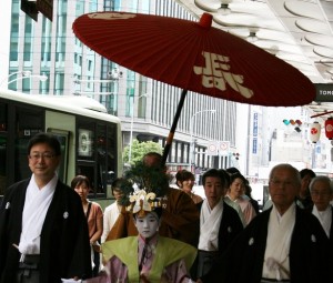 長刀鉾町会所へ向かう、お稚児さんご一行