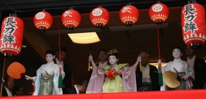 巡行当日、鉾の上で舞う「太平の舞」